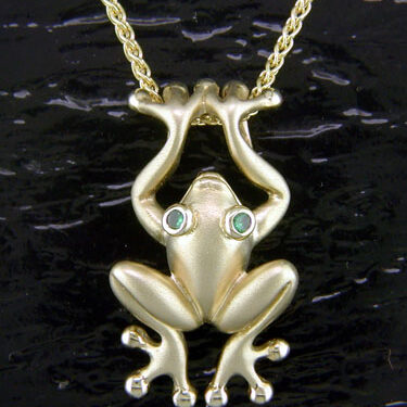 FGP405
14K TREE FROG PENDANT
HANGING STYLE W/ TSAVORITE EYES
SIZE: 1.0in. /25mm High
CATEGORY: PENDANT