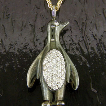 FGP510
14K PENGUIN PENDANT
WHITE DOLD W/ .25 TW PAVE DIA & WHITE & BLACK RHODIUM
SIZE: 1 5/16in. /33mm High
CATEGORY: PENDANT