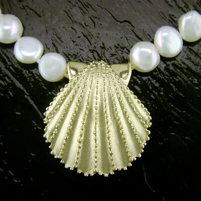 SLN020-S
14k SCALLOP SHELLS NECKLACE
SINGLE W/15'' FRESH WATER PEARL STRAND
SIZE: 1.0in. /25mm High
CATEGORY: NECKLACE